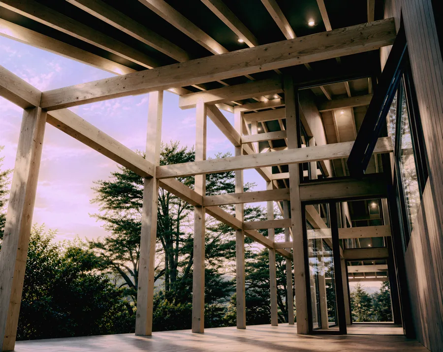 Escalera y estructura de madera junto a grandes ventanales